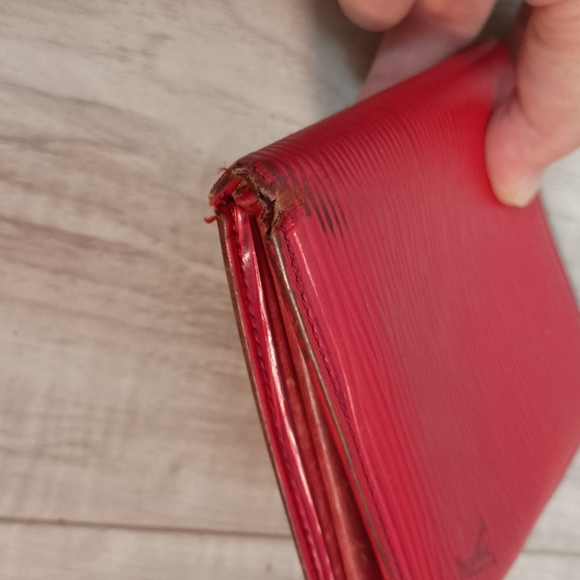 LOUIS VUITTON Bi -fold wallet Epi Leather Authentic red ♥️🍒 - Picture 2 of 12